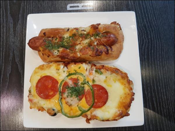 페퍼로니 피자빵과 소시지빵 (Pepperoni Pizza Bread and Sausage Bread)